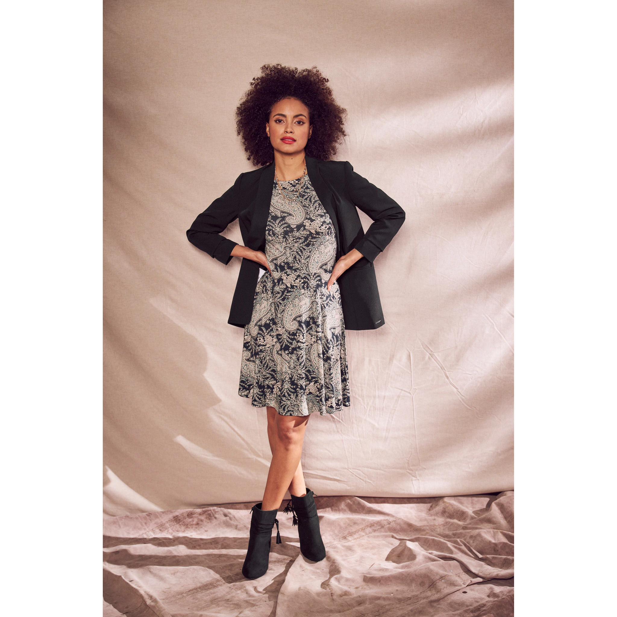 Трикотажное платье Laura Scott с воланом на рукаве, черный
Трикотажное платье Laura Scott с воланом на рукаве, черный