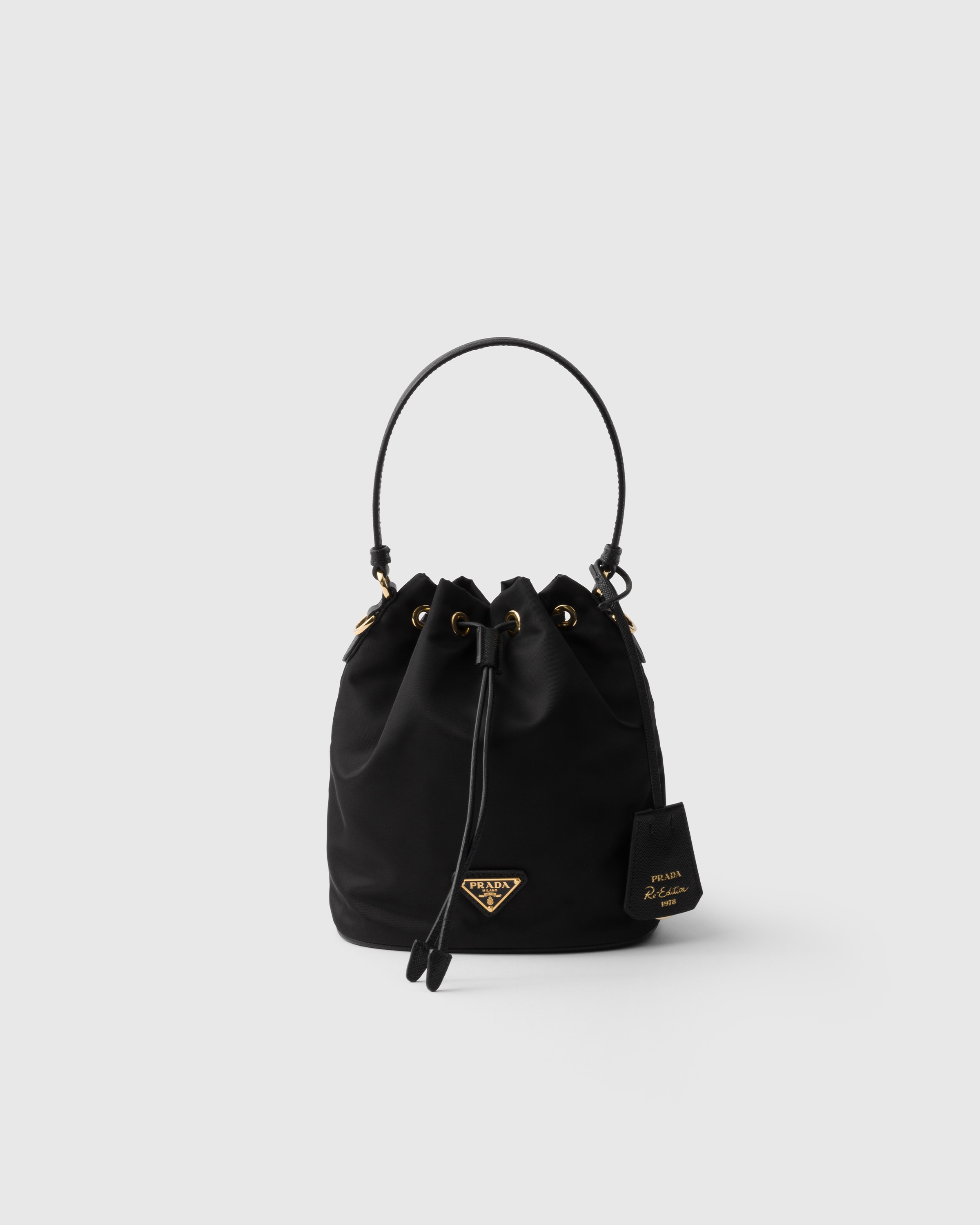 Мини-сумка Prada Re-Edition 1978 из переработанного нейлона, черный
Мини-сумка Prada Re-Edition 1978 из переработанного нейлона, черный