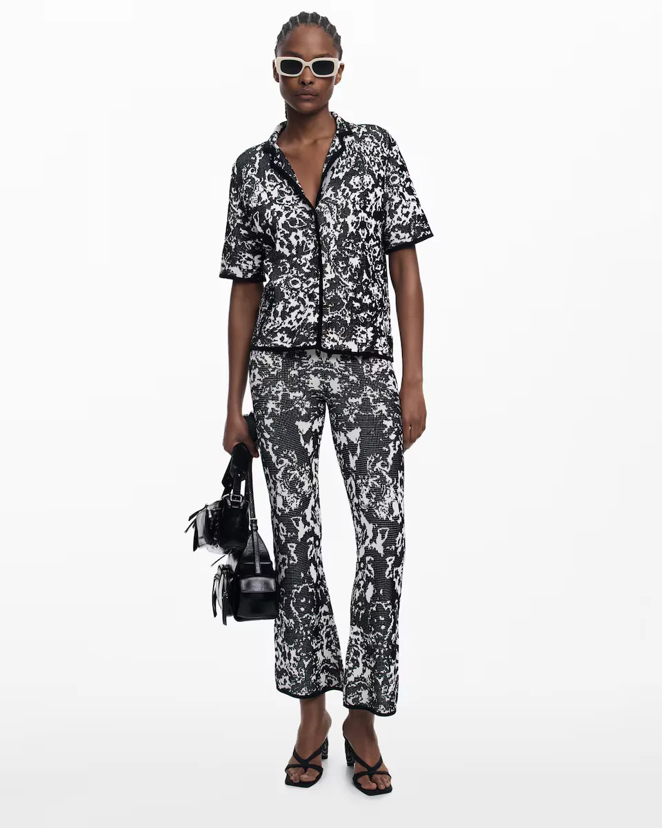 Женские струящиеся длинные брюки слегка расклешенные Desigual, чёрный
Женские струящиеся длинные брюки слегка расклешенные Desigual, чёрный