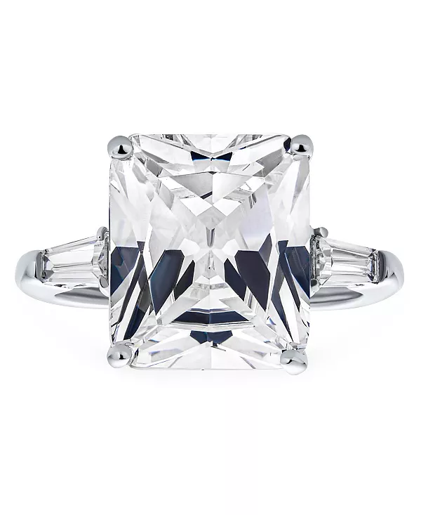 Кольцо для коктейля в стиле ар-деко из стерлингового серебра 10 карат с кубическими цирконами огранки «принцесса» и камнями огранки «багет». Bling Jewelry, colorless
Кольцо для коктейля в стиле ар-деко из стерлингового серебра 10 карат с кубическими цирконами огранки «принцесса» и камнями огранки «багет». Bling Jewelry, colorless