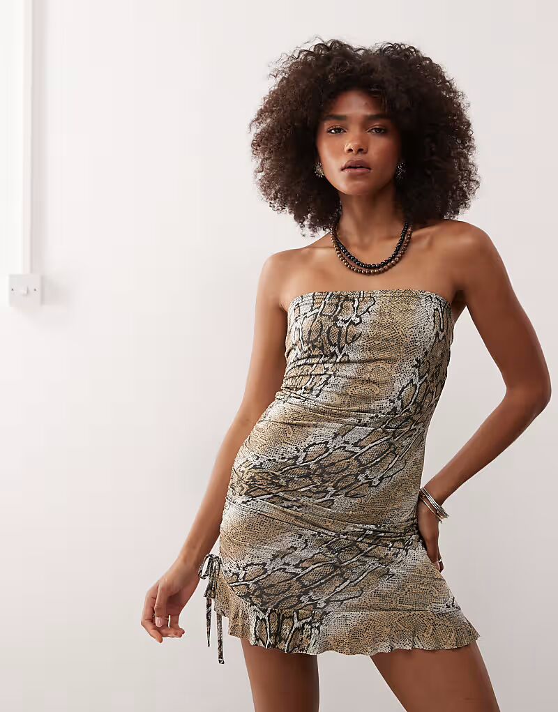 Мини-платье бандо COLLUSION со змеиным принтом
Мини-платье бандо COLLUSION со змеиным принтом
