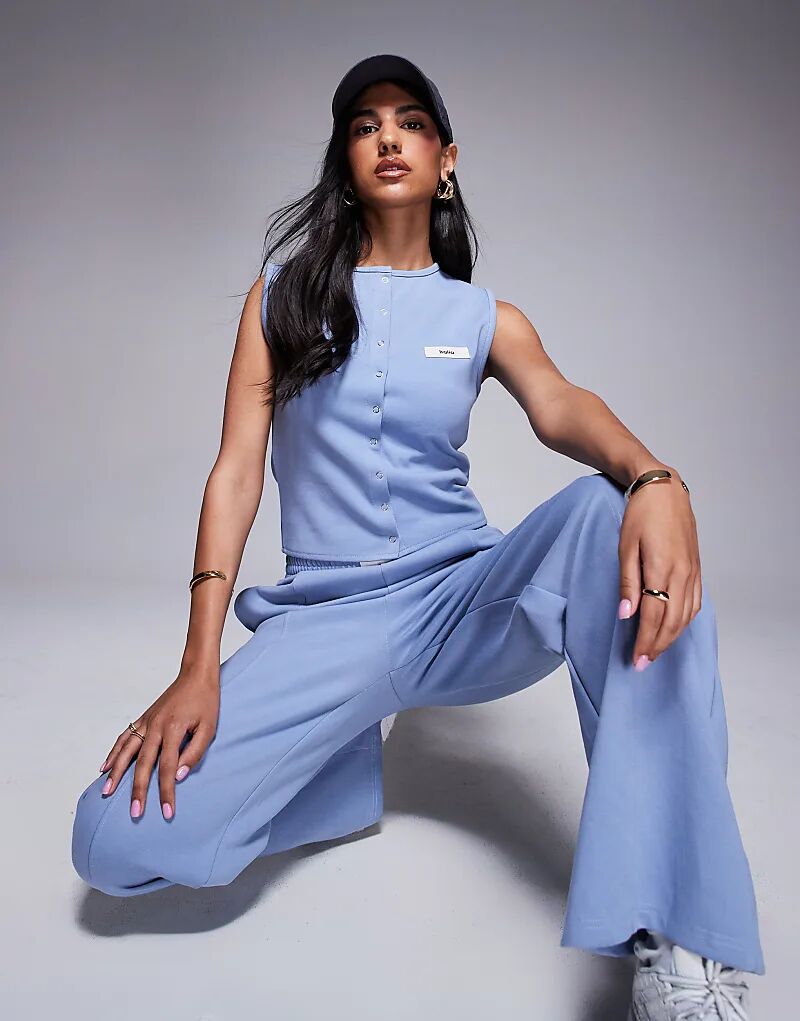 Укороченный топ-безрукавка Kaiia на пуговицах синего цвета
Укороченный топ-безрукавка Kaiia на пуговицах синего цвета