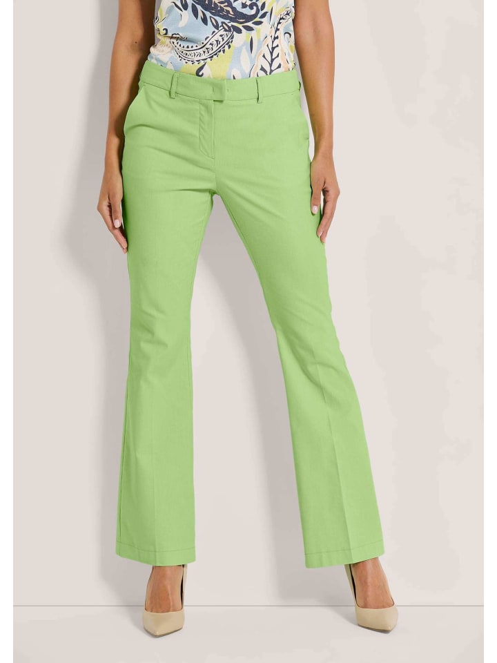 MADELEINE Слегка расклешенные, отглаженные брюки в стиле киви
MADELEINE Слегка расклешенные, отглаженные брюки в стиле киви