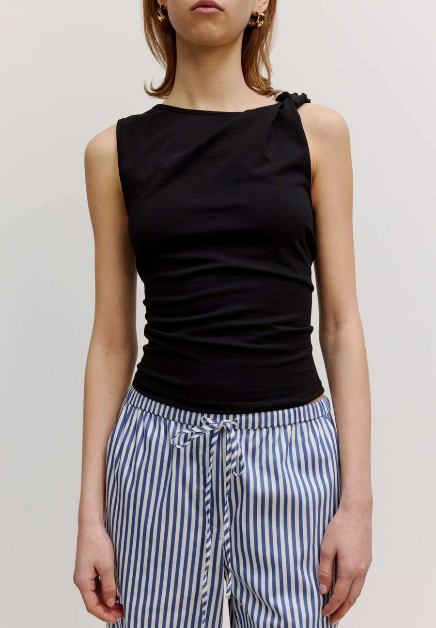 Топ EDITED WIEBKE, Schwarz/Black
Топ EDITED WIEBKE, Schwarz/Black