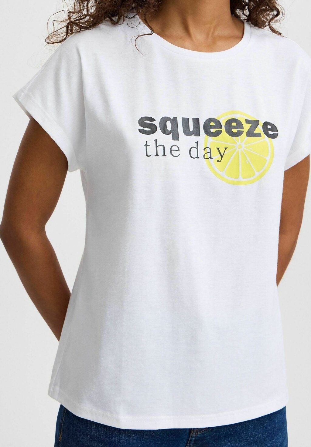 Футболка с принтом JANET ICHI, белый 
Футболка с принтом JANET ICHI, белый