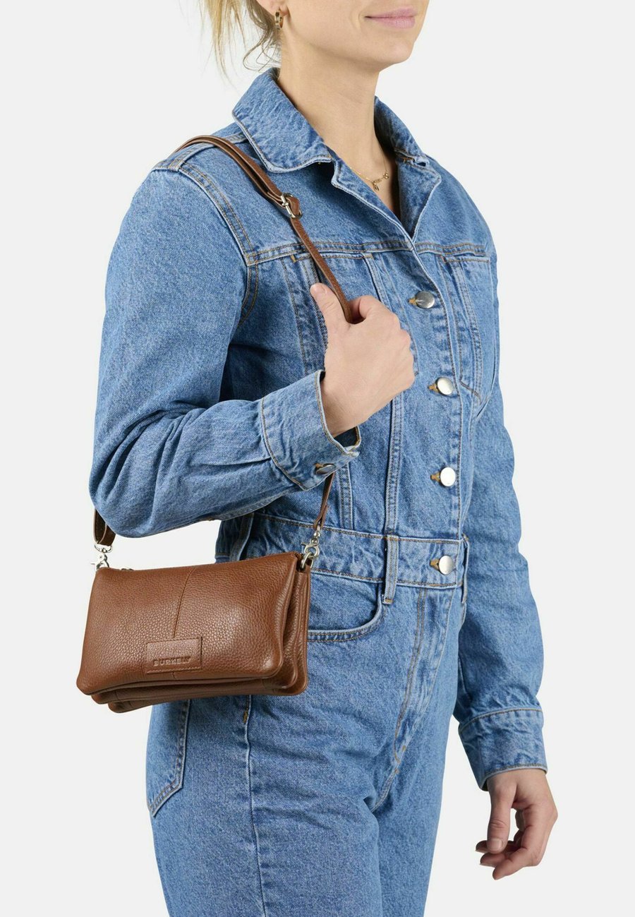 Сумка кросс-боди Burkely Cross body bag, Chestnut /Dark Brown
Сумка кросс-боди Burkely Cross body bag, Chestnut /Dark Brown