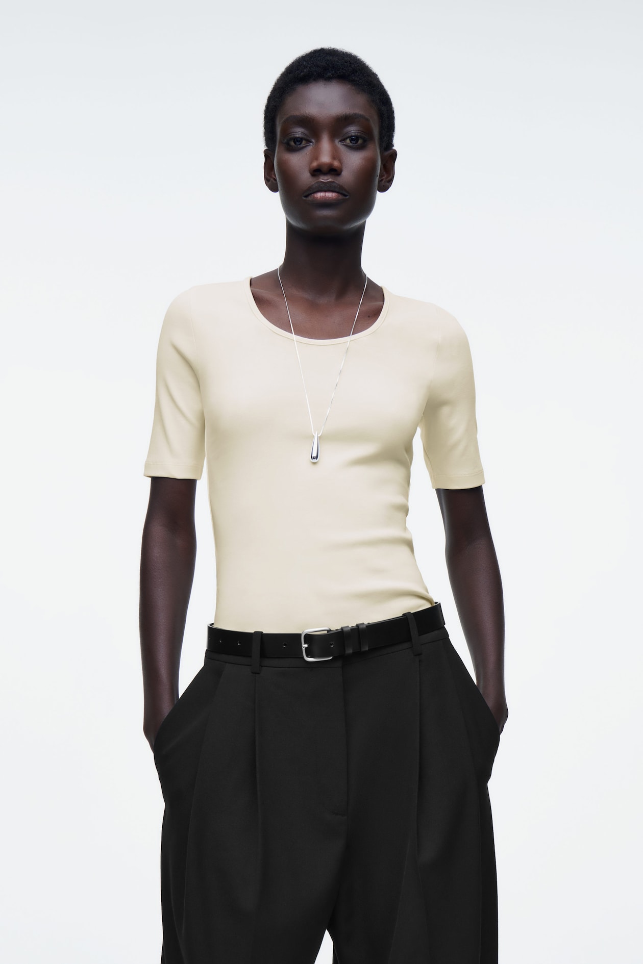 Хлопковая футболка приталенного кроя COS, экрю
Хлопковая футболка приталенного кроя COS, экрю