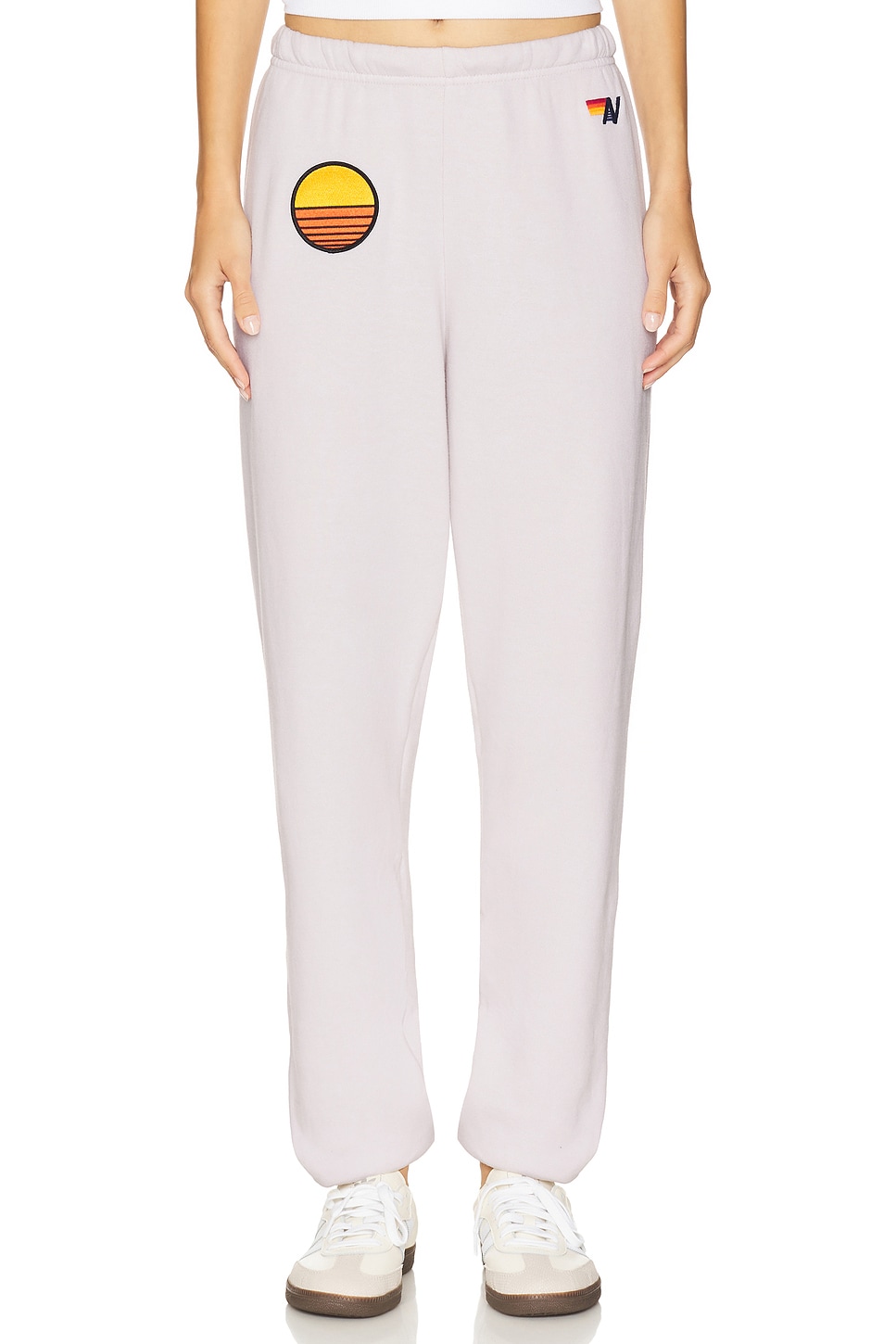 Спортивные брюки с патчем "Закат" Aviator Nation, dove grey
Спортивные брюки с патчем "Закат" Aviator Nation, dove grey