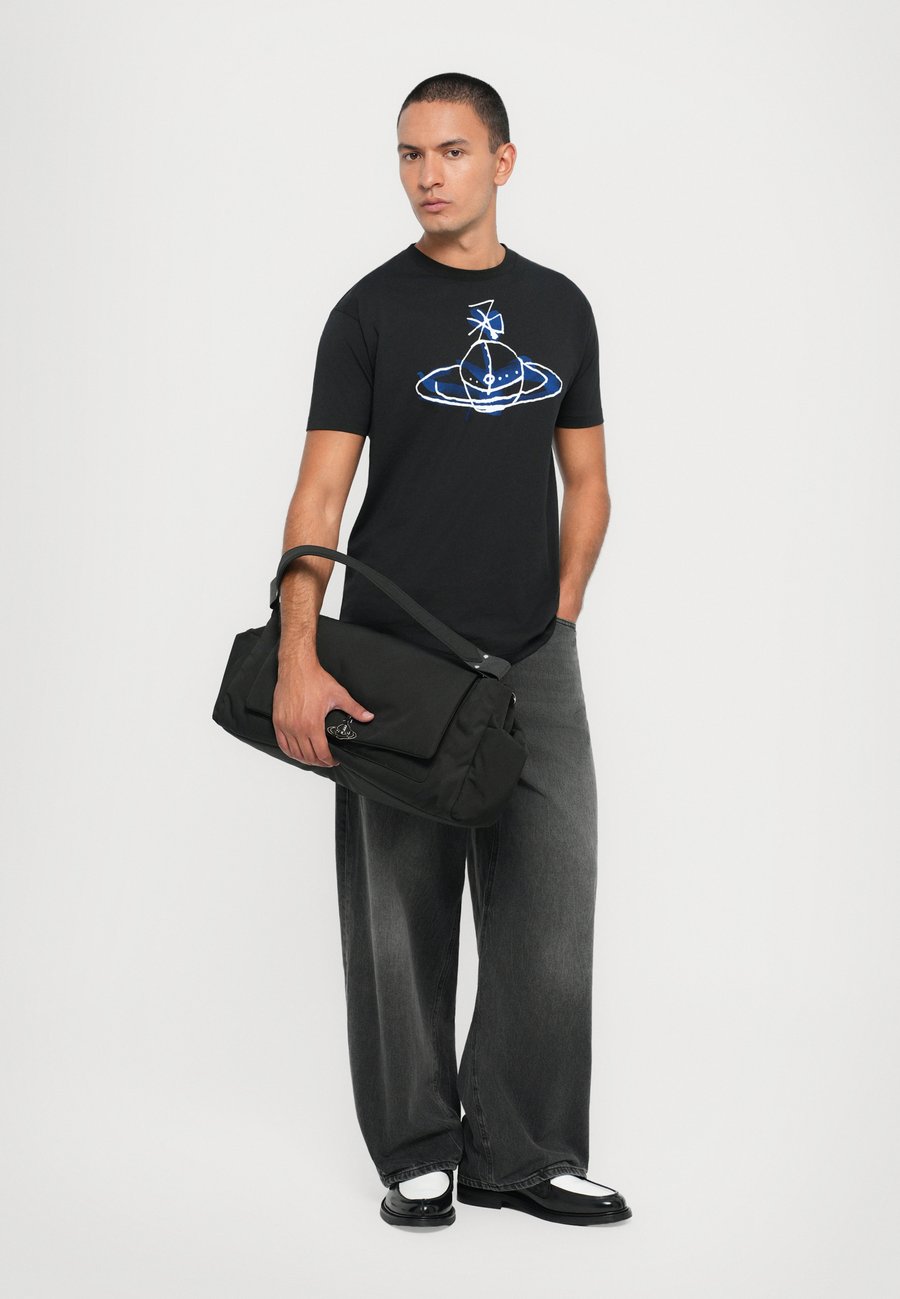 Футболка Vivienne Westwood DRAWN ORB CLASSIC UNISEX, Black
Футболка Vivienne Westwood DRAWN ORB CLASSIC UNISEX, Black