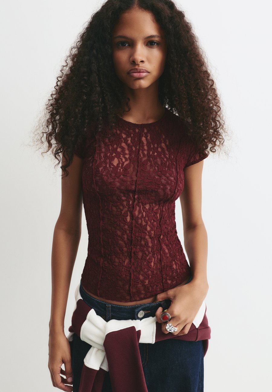 Блуза PULL&BEAR WITH SEAM DETAIL , Bordeaux
Блуза PULL&BEAR WITH SEAM DETAIL , Bordeaux