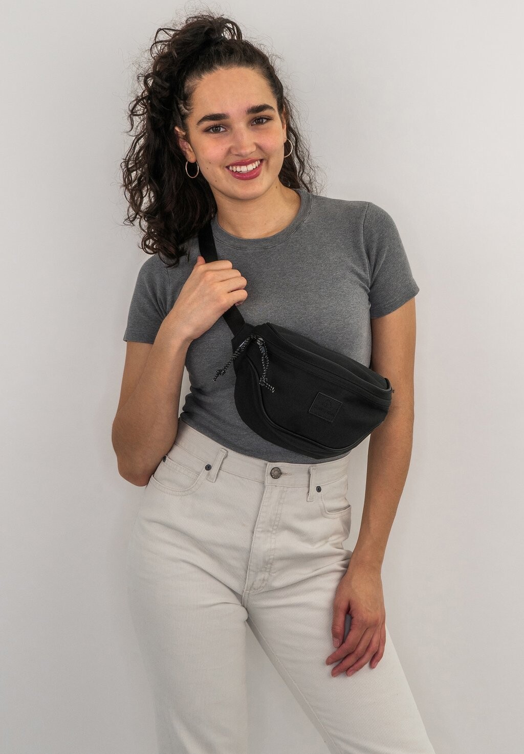 Сумка на пояс Johnny Urban текстильная, черный
Сумка на пояс Johnny Urban текстильная, черный