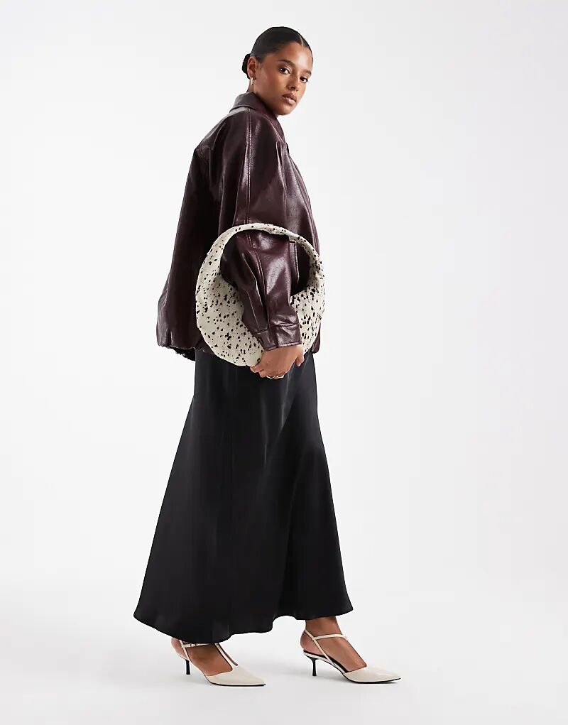 Юбка миди New Look Curve из атласа с косой окантовкой черного цвета
Юбка миди New Look Curve из атласа с косой окантовкой черного цвета