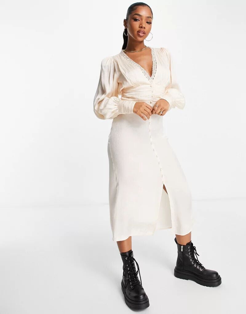 Платье макси с атласным жаккардом на пуговицах и кружевной отделкой Miss Selfridge цвета шампанского
Платье макси с атласным жаккардом на пуговицах и кружевной отделкой Miss Selfridge цвета шампанского