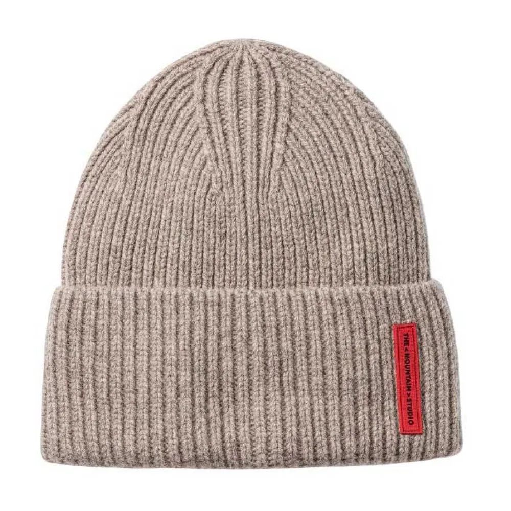 Шапка The Mountain Studio Are, бежевый
Шапка The Mountain Studio Are, бежевый