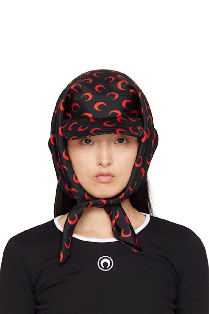 Эксклюзивная шапка SSENSE из регенерированного шелка черного и красного цвета с вуалью Marine Serre
Эксклюзивная шапка SSENSE из регенерированного шелка черного и красного цвета с вуалью Marine Serre