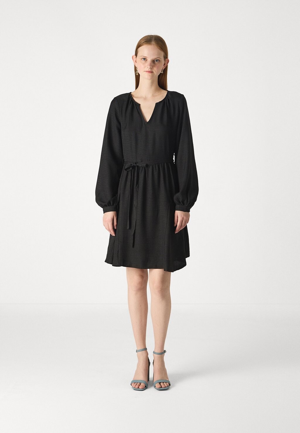 Повседневное платье VMMELONEY SHORT VOLUME DRESS Vero Moda, черный
Повседневное платье VMMELONEY SHORT VOLUME DRESS Vero Moda, черный