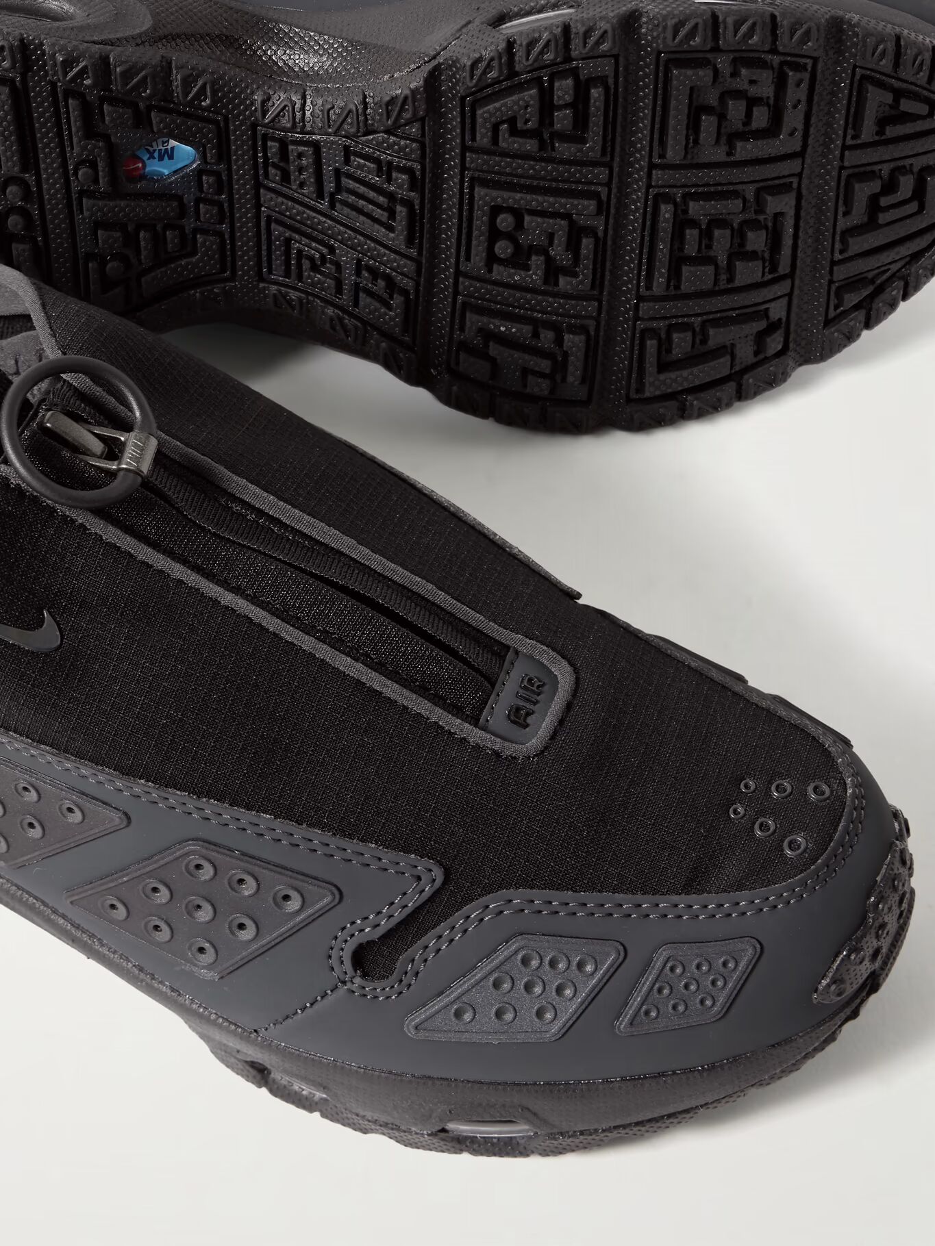 Кроссовки Air Max SNDR GTX с резиновой отделкой GORE-TEX-Ripstop NIKE, черный
Кроссовки Air Max SNDR GTX с резиновой отделкой GORE-TEX-Ripstop NIKE, черный