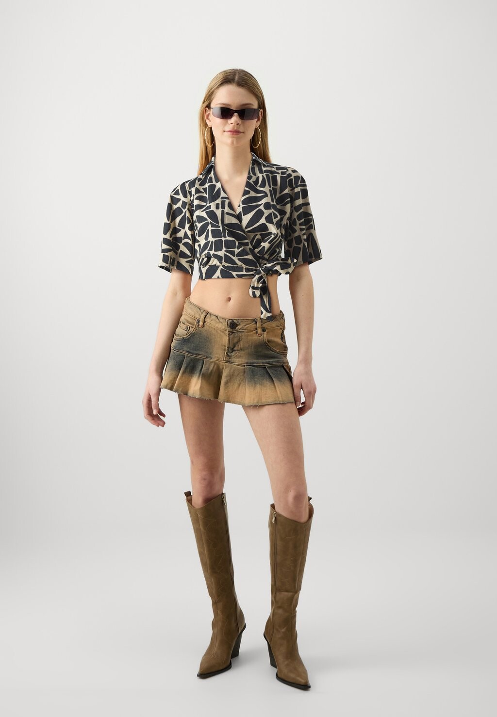 Футболка с принтом Onldahlia Wrap ONLY, черная
Футболка с принтом Onldahlia Wrap ONLY, черная