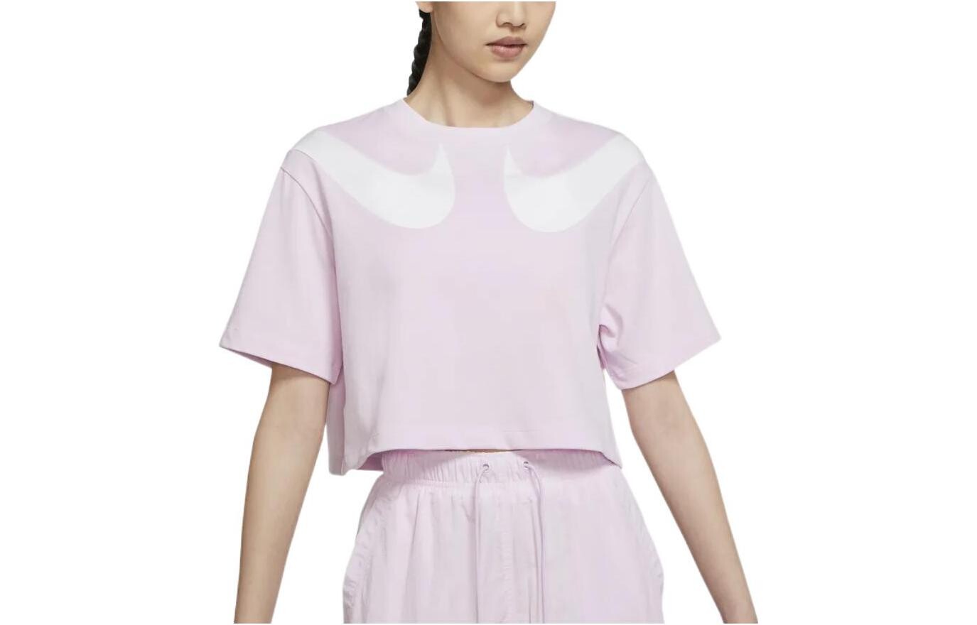 Спортивная женская укороченная футболка с круглым вырезом Swoosh розового цвета Nike
Спортивная женская укороченная футболка с круглым вырезом Swoosh розового цвета Nike
