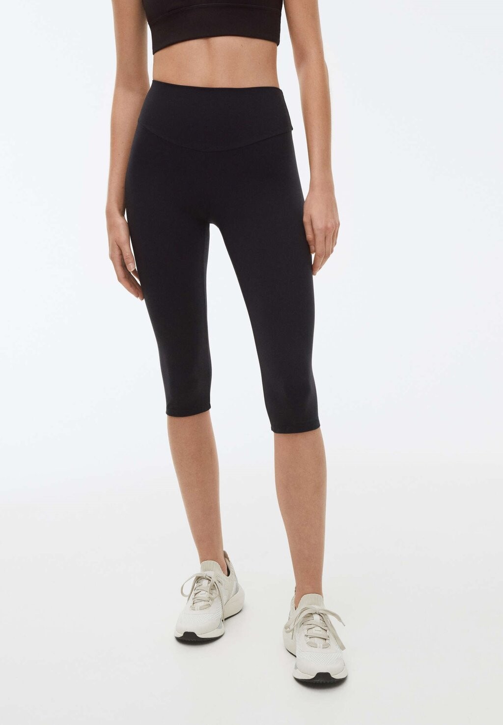 Шорты 3/4 OYSHO, черный
Шорты 3/4 OYSHO, черный