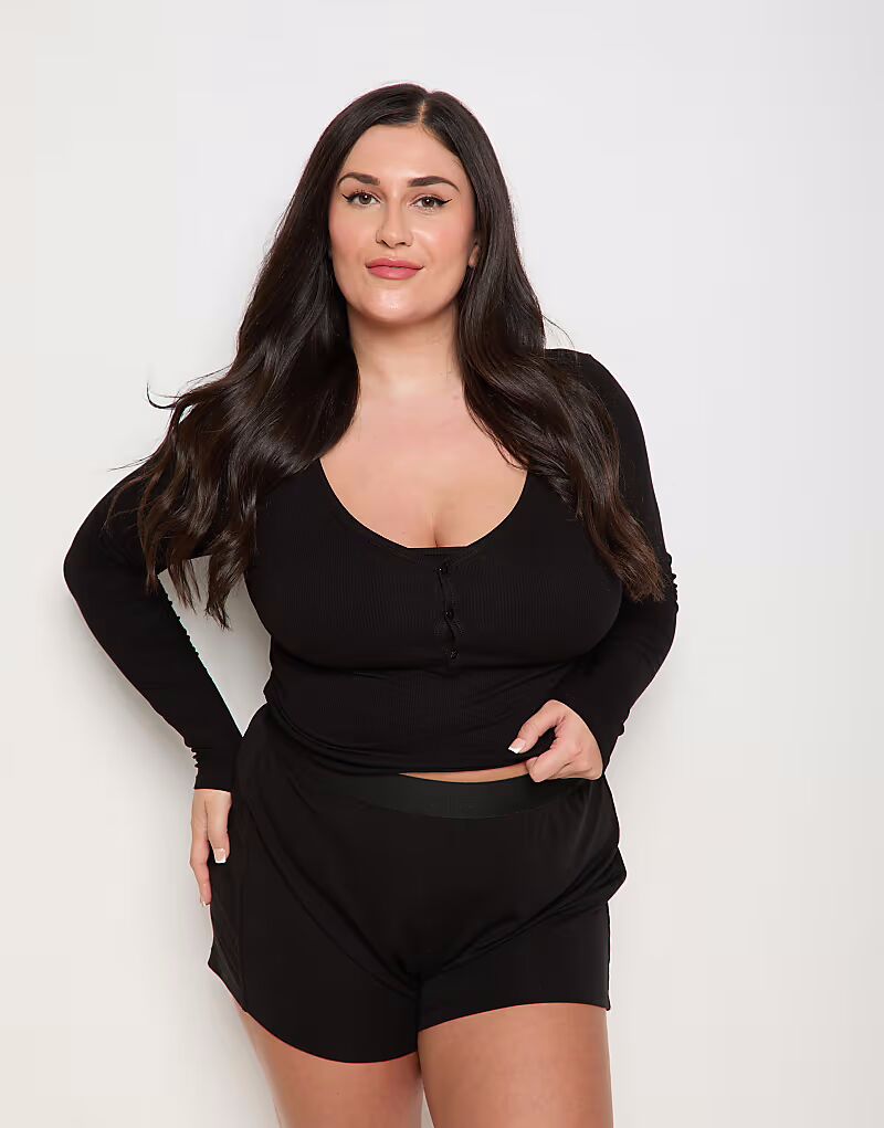 Базовый топ Sunde из модала с длинными рукавами в рубчик черного цвета Sundé
Базовый топ Sunde из модала с длинными рукавами в рубчик черного цвета Sundé