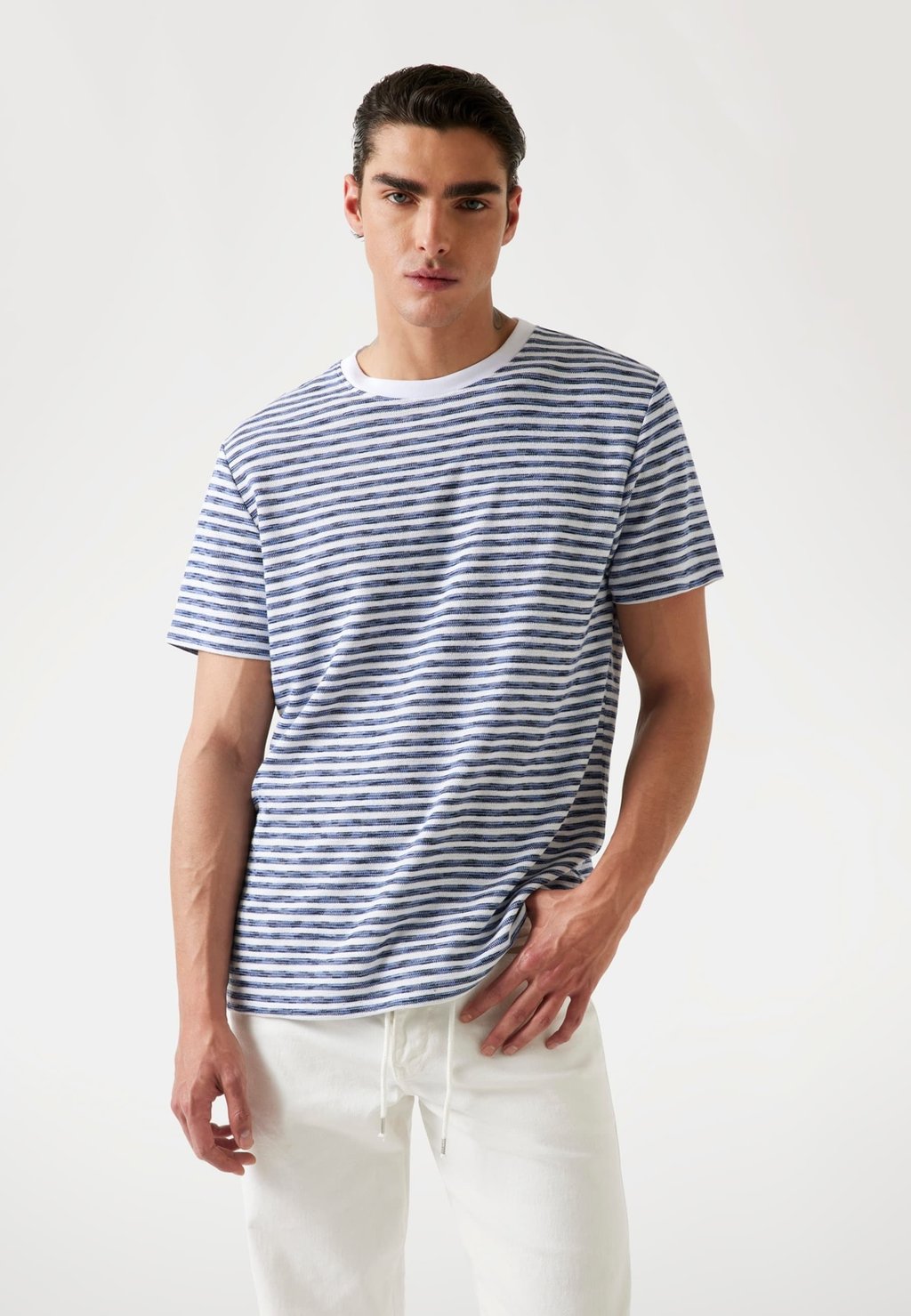 Футболка с принтом GESTREIFTES Guess, синий
Футболка с принтом GESTREIFTES Guess, синий