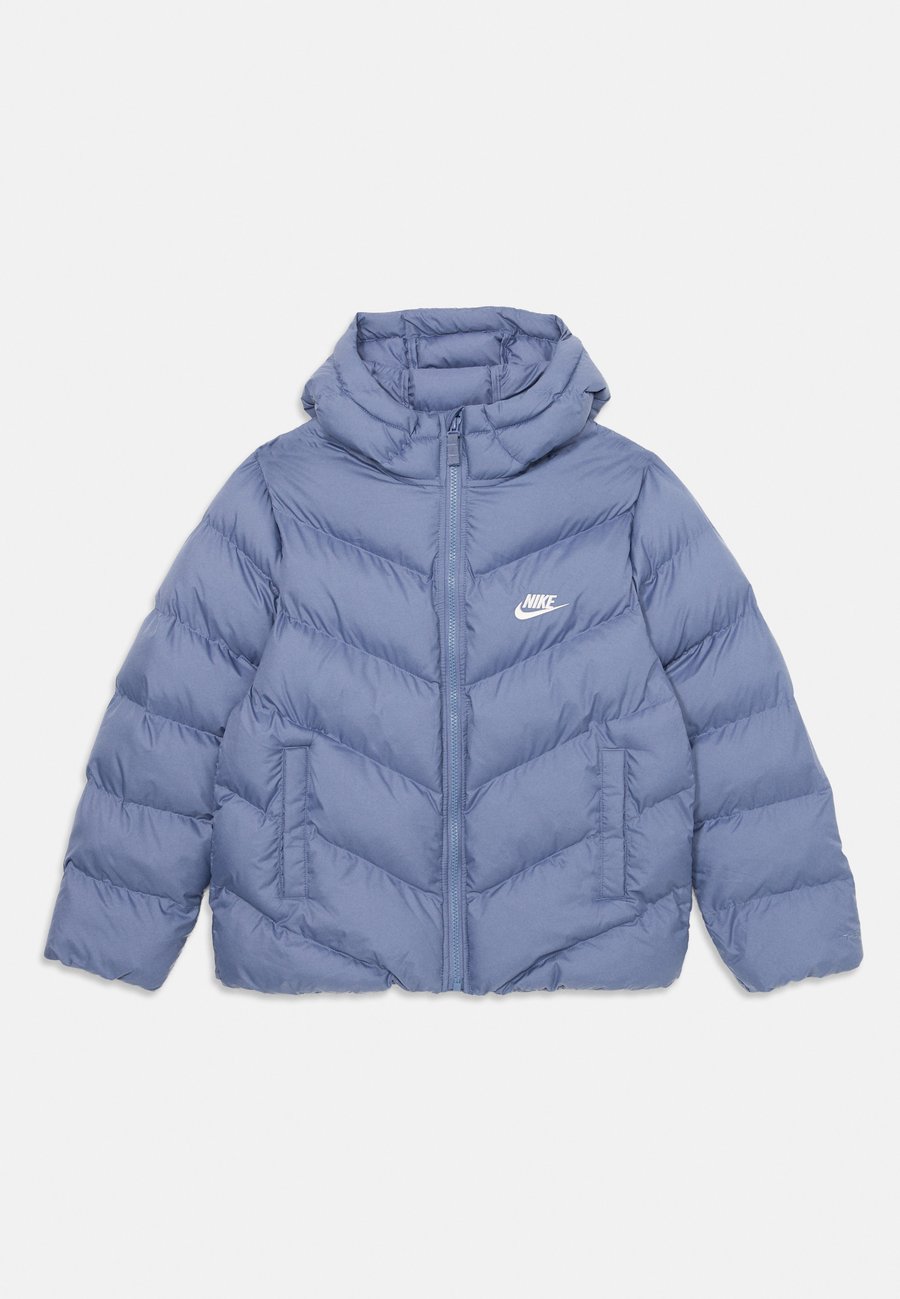 Зимняя куртка Nike Sportswear PUFFER UNISEX, World Indigo/White/Blue-Grey
Зимняя куртка Nike Sportswear PUFFER UNISEX, World Indigo/White/Blue-Grey