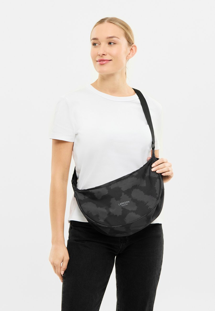 Сумка кросс-боди Larkson SOLVEIG MEDIUM HALF MOON, Grey Leo/Grey
Сумка кросс-боди Larkson SOLVEIG MEDIUM HALF MOON, Grey Leo/Grey