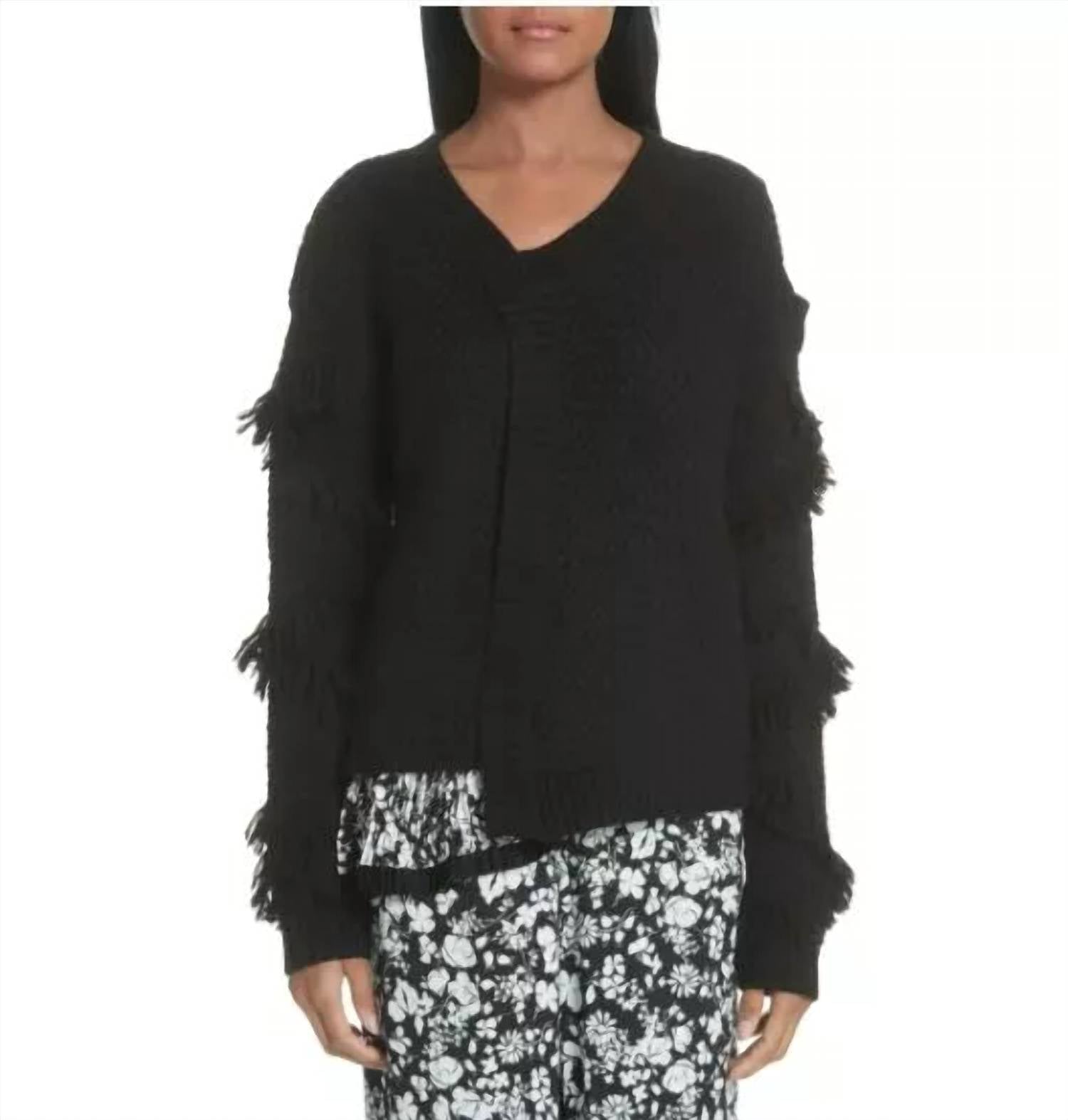 Свитер с открытыми плечами и бахромой в черно-белой гамме Yigal Azrouel
Свитер с открытыми плечами и бахромой в черно-белой гамме Yigal Azrouel