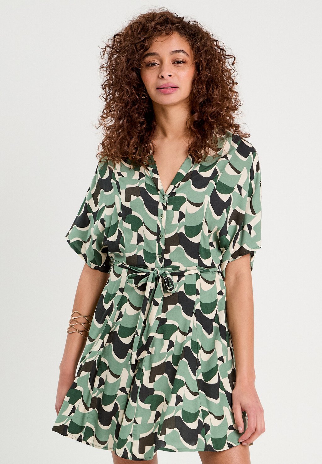 Платье-рубашка FLIESSENDES AUSGESTELLTE Cache Cache, зеленый
Платье-рубашка FLIESSENDES AUSGESTELLTE Cache Cache, зеленый