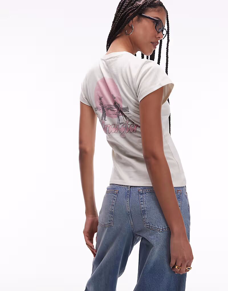 Футболка группы Wrangler с ковбойским принтом на спине в винтажном белом цвете
Футболка группы Wrangler с ковбойским принтом на спине в винтажном белом цвете