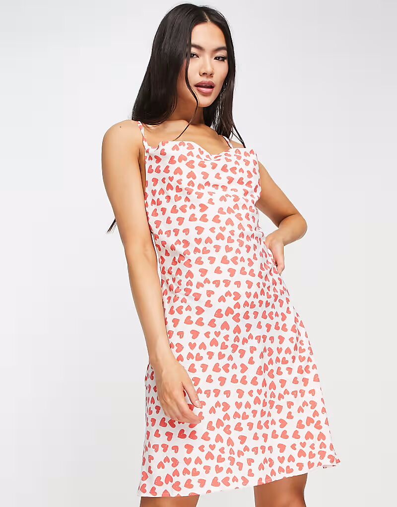 Мини-платье из атласа с капюшоном спереди и перекрещивающимися бретельками сзади, с принтом в виде сердец Qed London
Мини-платье из атласа с капюшоном спереди и перекрещивающимися бретельками сзади, с принтом в виде сердец Qed London