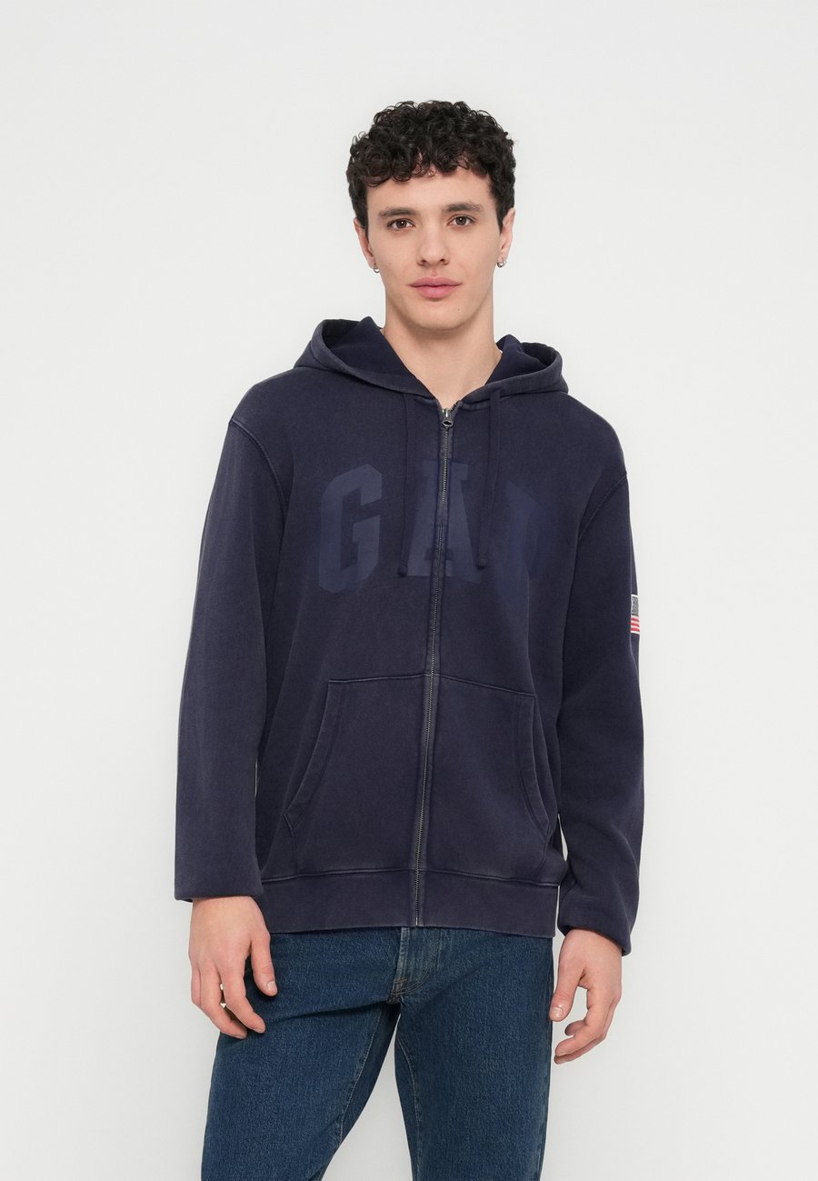 Толстовка GAP AMERICANA LOGO, Navy Uniform/Dark Blue
Толстовка GAP AMERICANA LOGO, Navy Uniform/Dark Blue