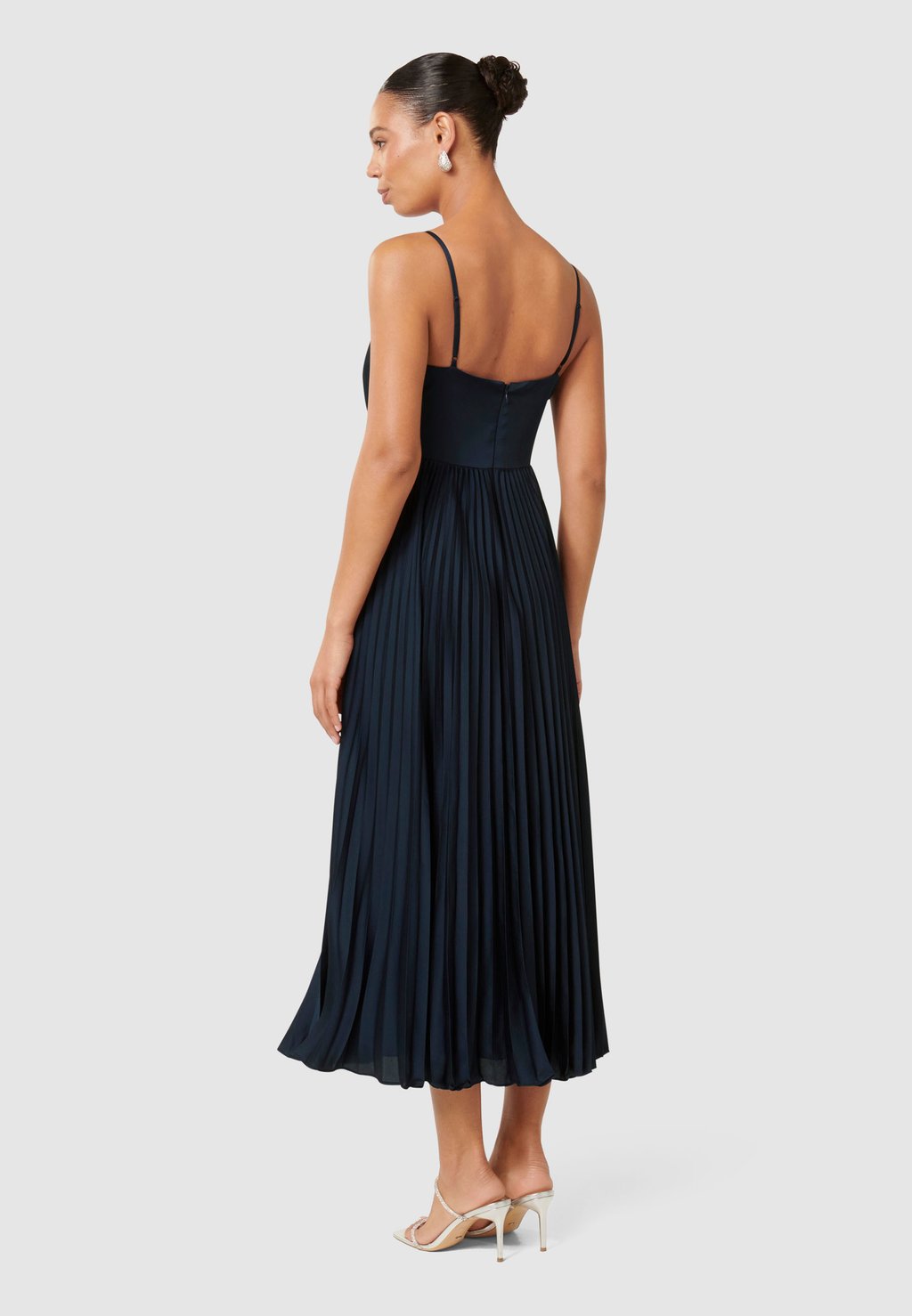 Коктейльное платье / Вечернее платье PLEATED MIDI DRESS Forever New, темно-синий
Коктейльное платье / Вечернее платье PLEATED MIDI DRESS Forever New, темно-синий