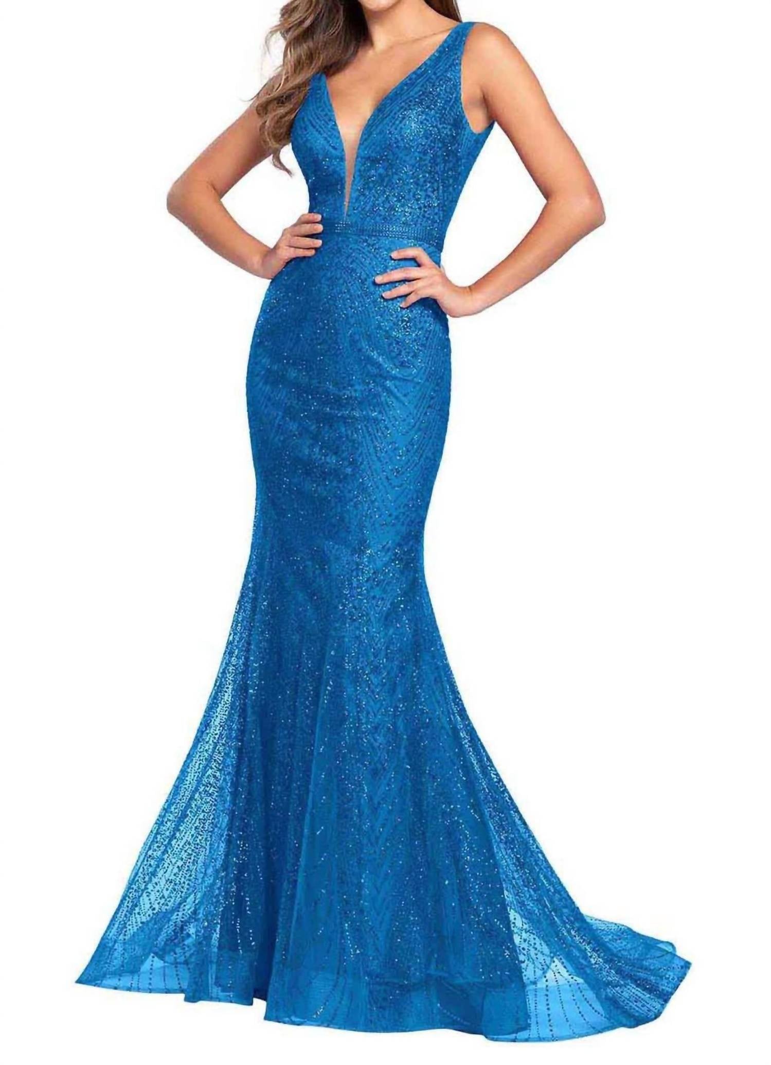 Безрукавное платье с глубоким вырезом в океанской синеве Ellie Wilde
Безрукавное платье с глубоким вырезом в океанской синеве Ellie Wilde