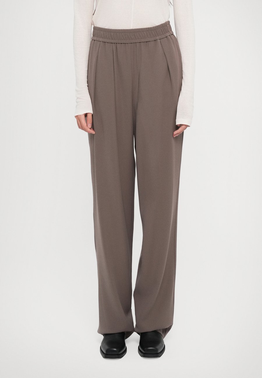 Брюки Emporio Armani TROUSER, Taupe
Брюки Emporio Armani TROUSER, Taupe