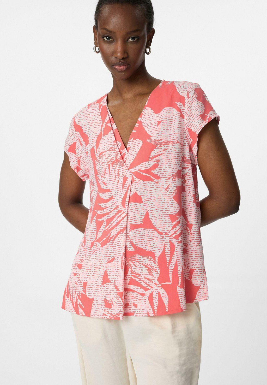 Блуза KURZARM MIT V-AUSSCHNITT UND ALL-OVER-PRINT comma, розовый 
Блуза KURZARM MIT V-AUSSCHNITT UND ALL-OVER-PRINT comma, розовый