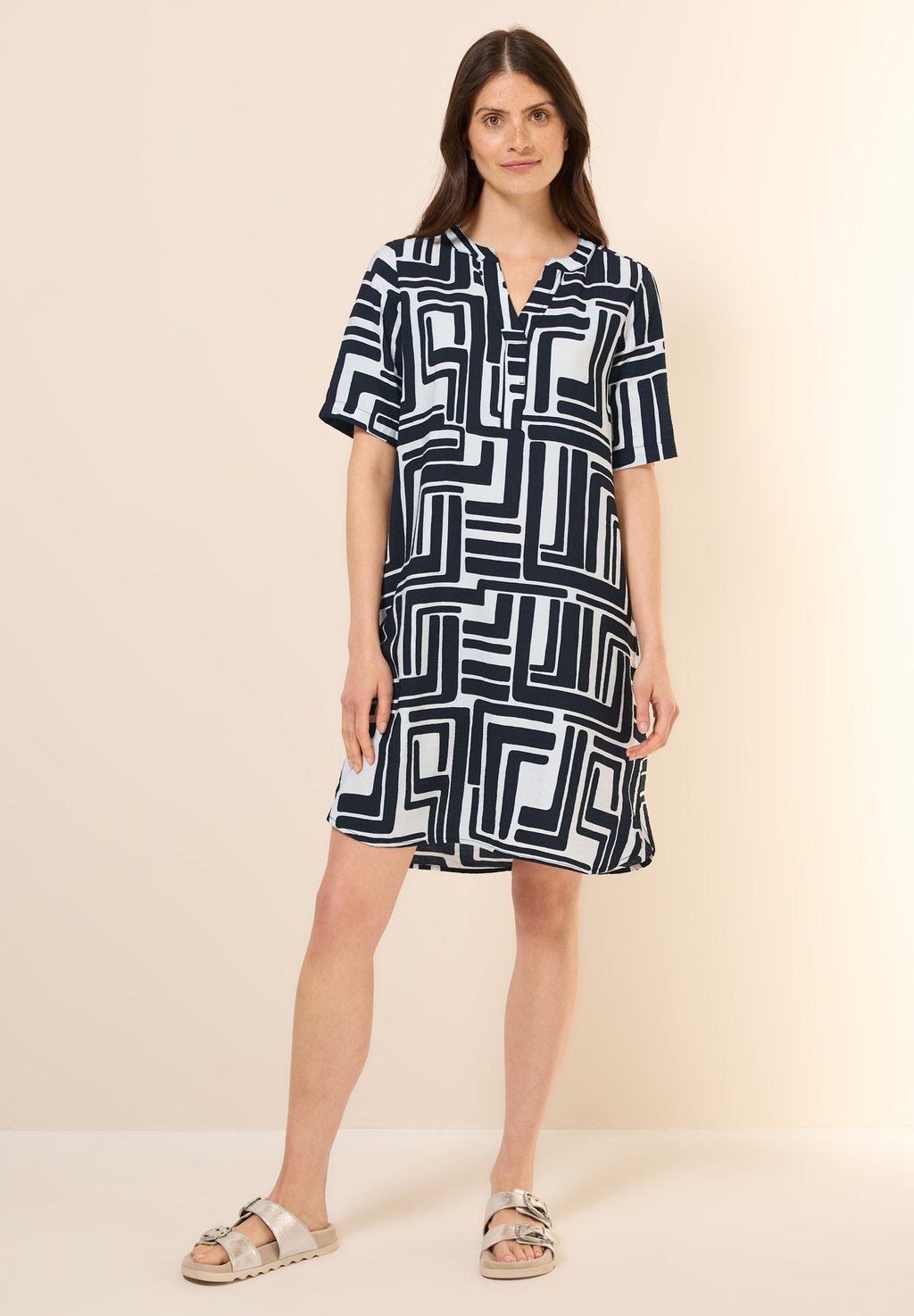 Повседневное платье GEMUSTERTES STRUKTUR Cecil, темно-синий
Повседневное платье GEMUSTERTES STRUKTUR Cecil, темно-синий