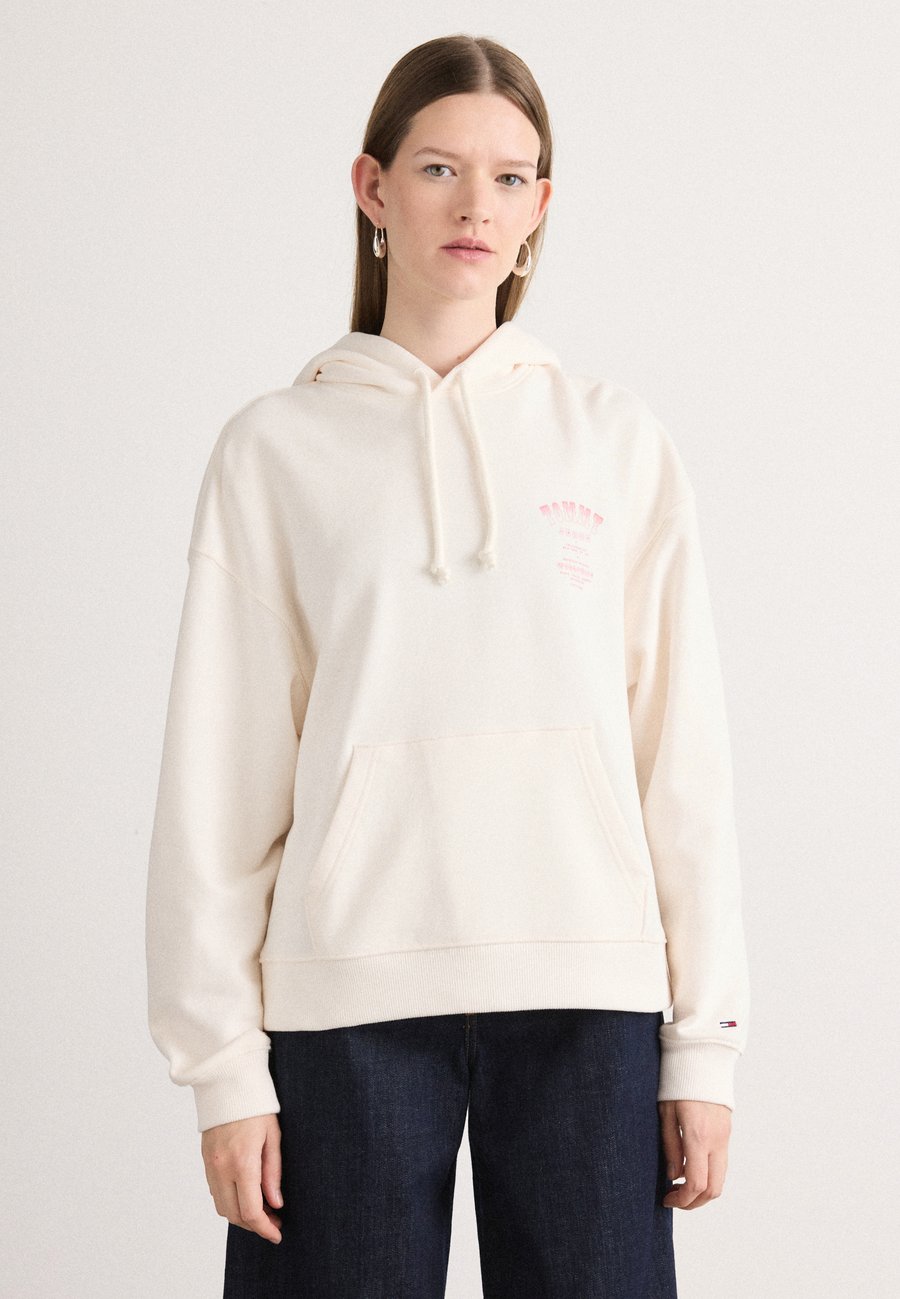 Толстовка Tommy Jeans WESTERN HOODIE, Ancient White/Off-White
Толстовка Tommy Jeans WESTERN HOODIE, Ancient White/Off-White