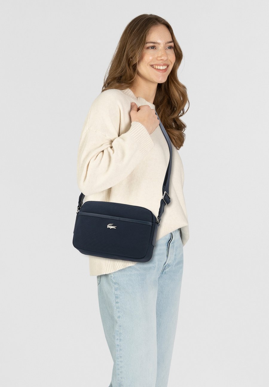 Сумка кросс-боди Lacoste EVERYDAY UMHÄNGE, Marine /Dark Blue
Сумка кросс-боди Lacoste EVERYDAY UMHÄNGE, Marine /Dark Blue