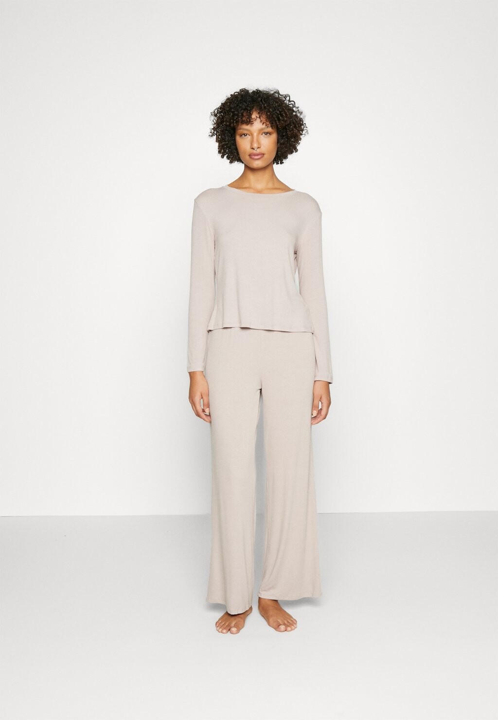 Комплект ночного белья Anna Field, цвет beige
Комплект ночного белья Anna Field, цвет beige