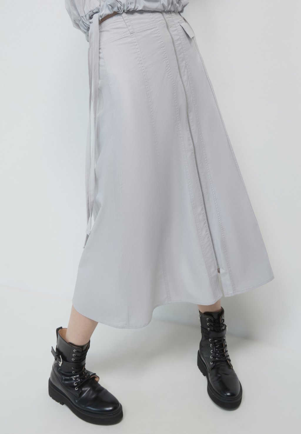 Юбка А-силуэта CON CERNIERA FRONTALE Calliope, светло-серый
Юбка А-силуэта CON CERNIERA FRONTALE Calliope, светло-серый