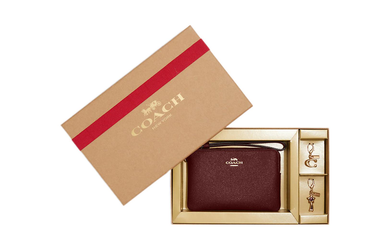 Кошелек-клатч на молнии с запястным ремнем мини женский вишнево-красный COACH
Кошелек-клатч на молнии с запястным ремнем мини женский вишнево-красный COACH
