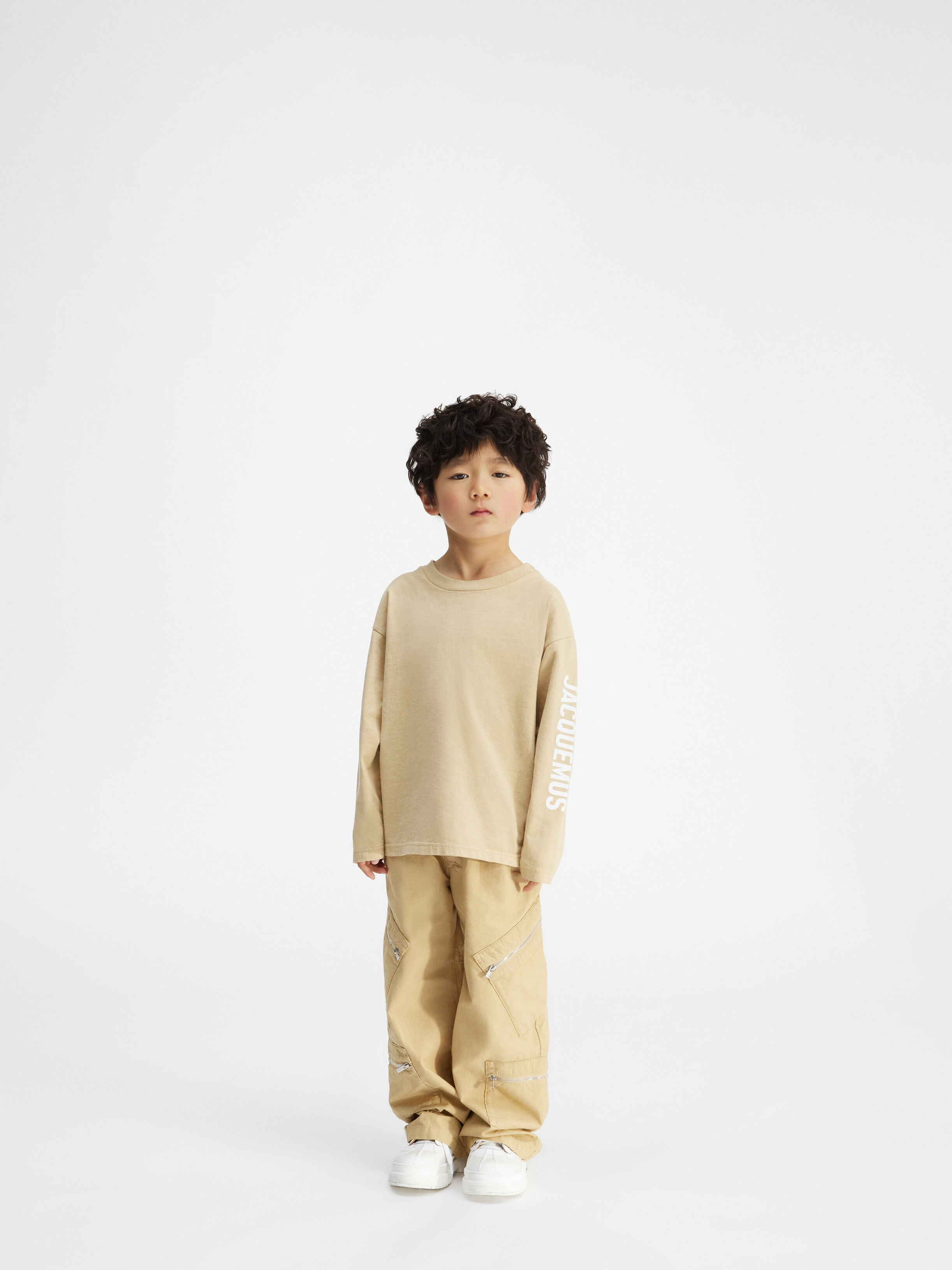 Футболка с длинными рукавами и логотипом JACQUEMUS The kids' long-sleeve t-shirt, темно-бежевый
Футболка с длинными рукавами и логотипом JACQUEMUS The kids' long-sleeve t-shirt, темно-бежевый