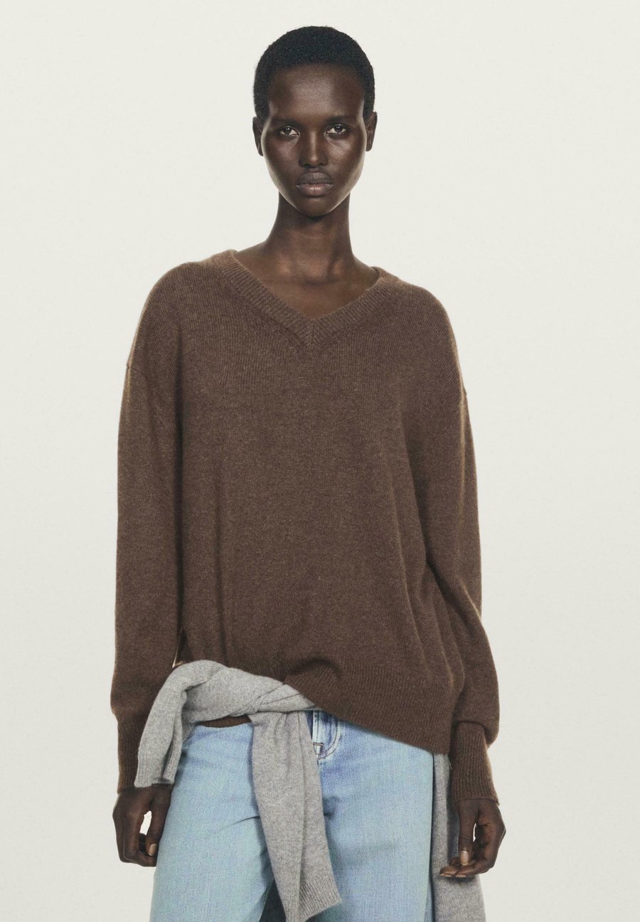 Джемпер Massimo Dutti OVERSIZE V-NECK WITH LONG SLEEVE, Dark Brown
Джемпер Massimo Dutti OVERSIZE V-NECK WITH LONG SLEEVE, Dark Brown