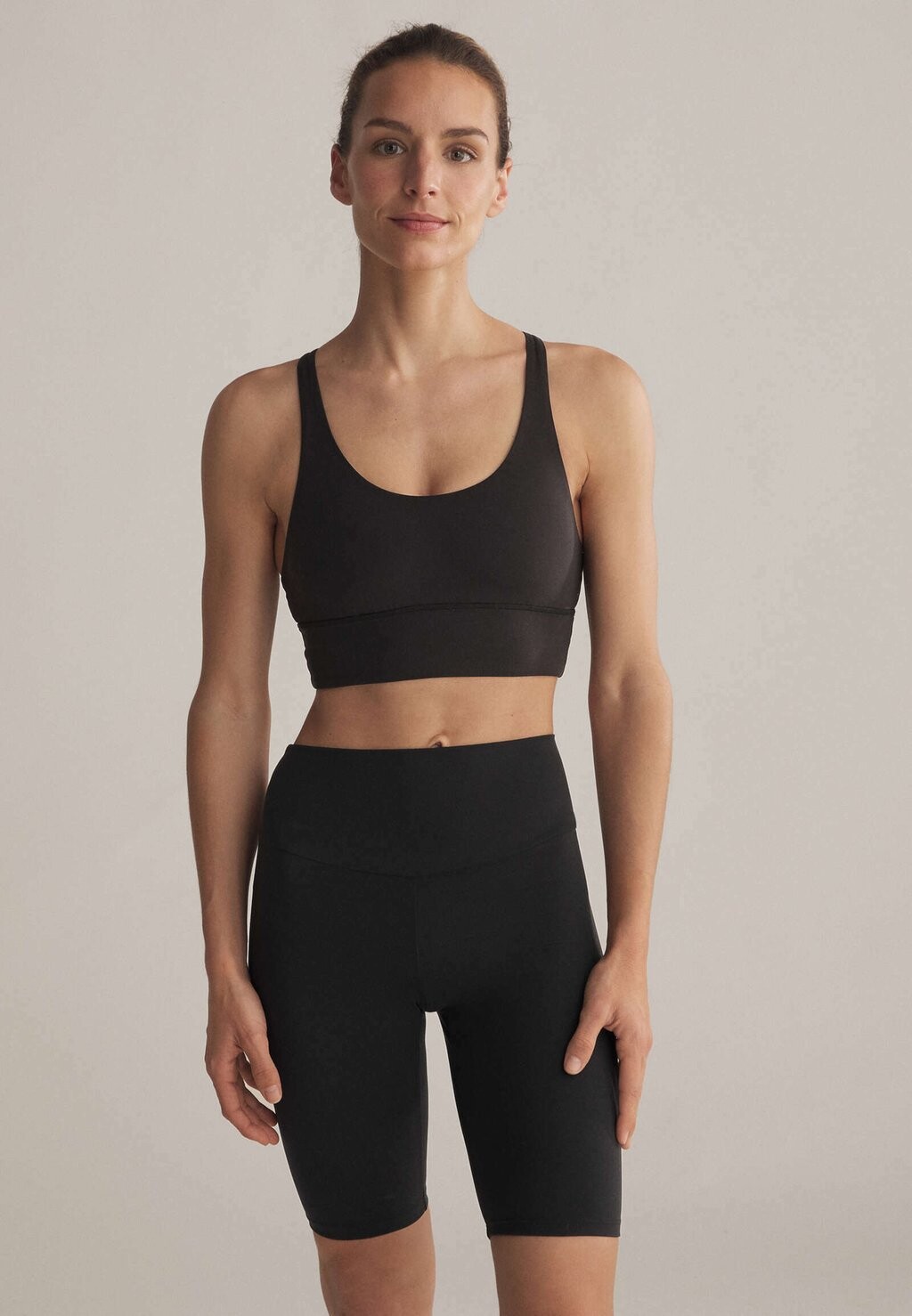 Шорты OYSHO, черный 
Шорты OYSHO, черный