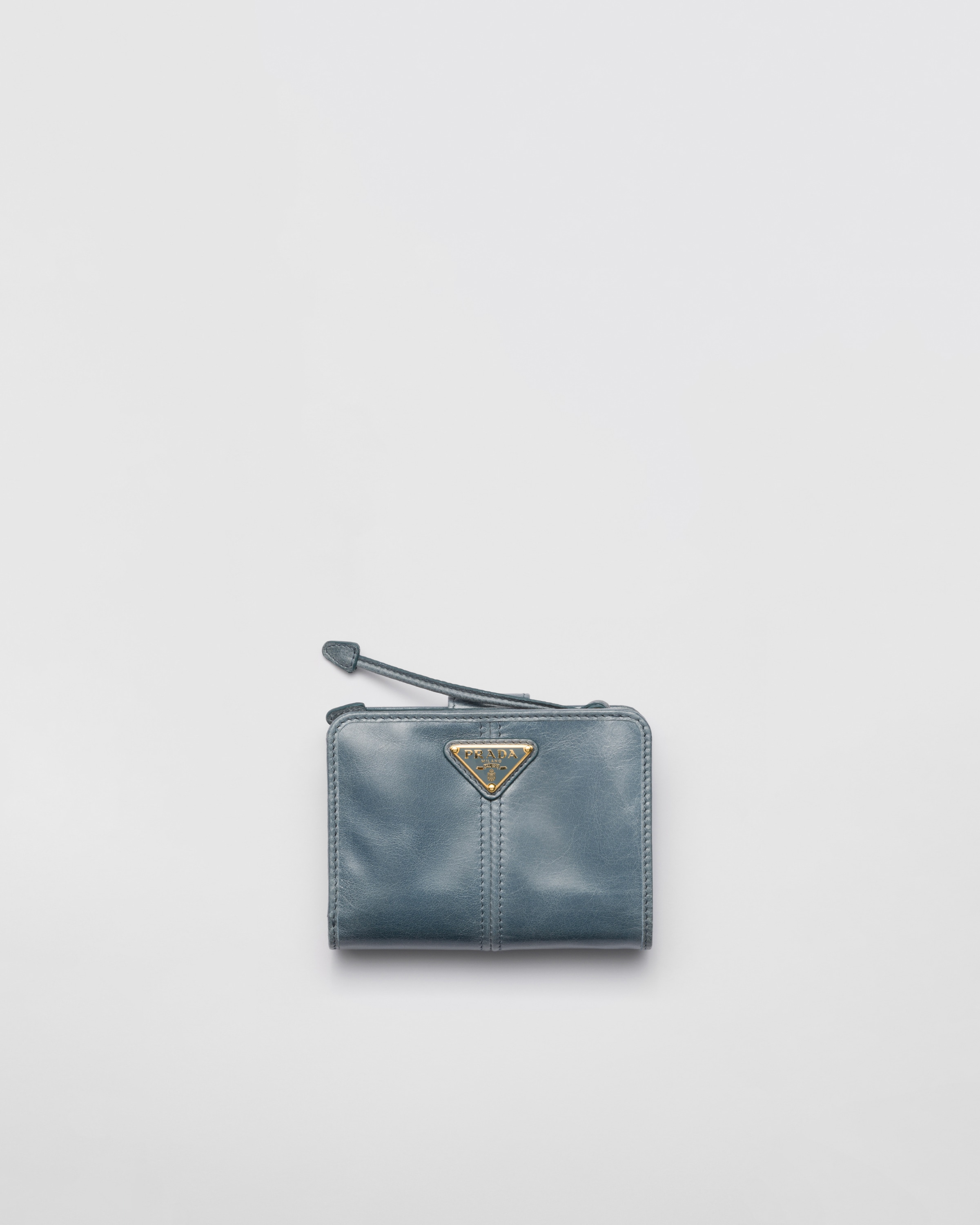 Маленький кожаный кошелек Prada, авиаторский синий
Маленький кожаный кошелек Prada, авиаторский синий