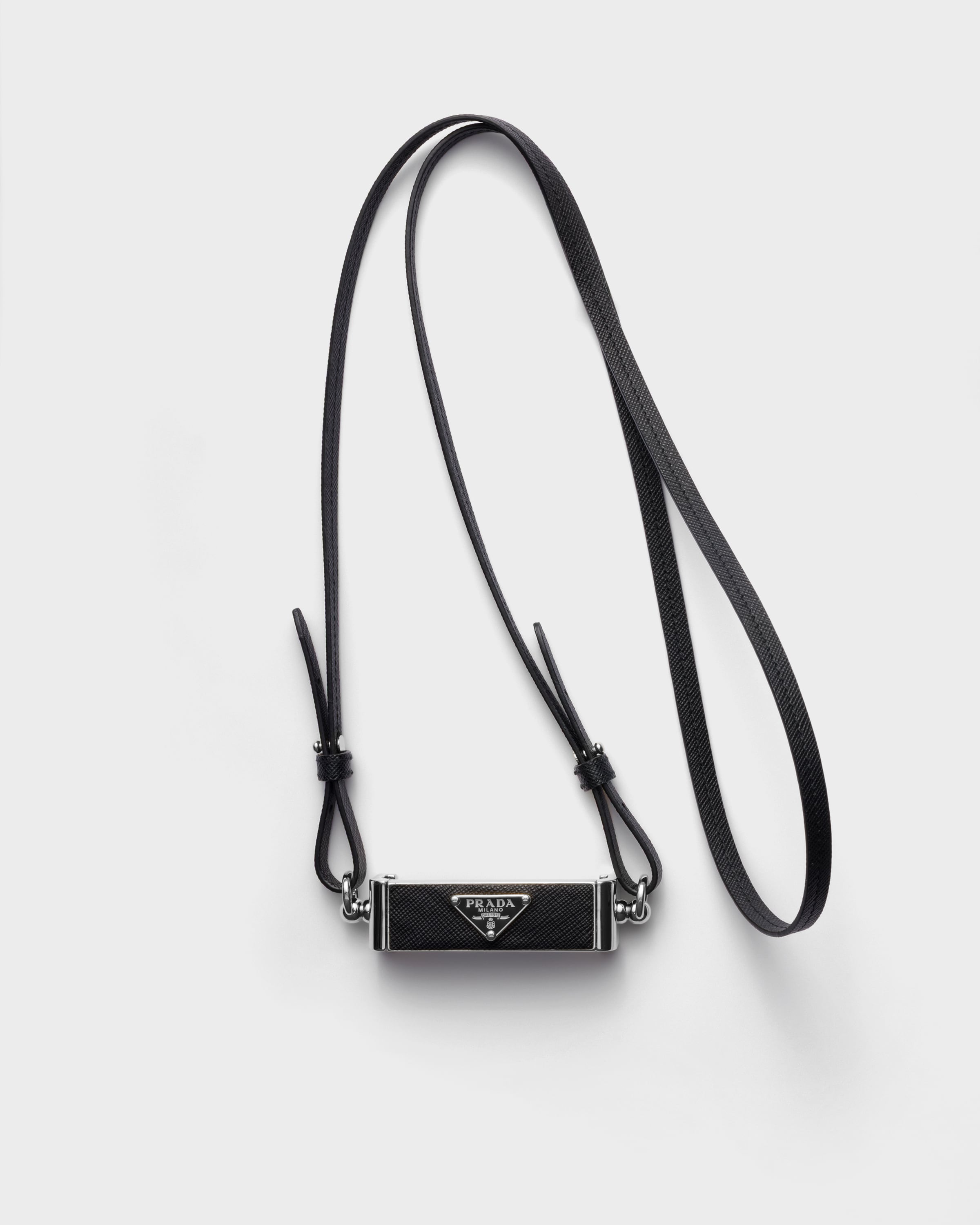 Чехол для смартфона из металла и кожи сафьяно Prada, черный
Чехол для смартфона из металла и кожи сафьяно Prada, черный