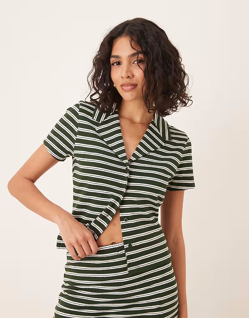 Укороченная рубашка в фактурную зеленую и белую полоску Asos Design
Укороченная рубашка в фактурную зеленую и белую полоску Asos Design