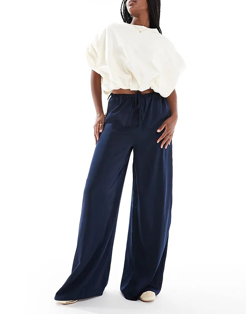 Широкие атласные брюки с полосками по бокам от Wednesday's Girl, темно-синего цвета
Широкие атласные брюки с полосками по бокам от Wednesday's Girl, темно-синего цвета